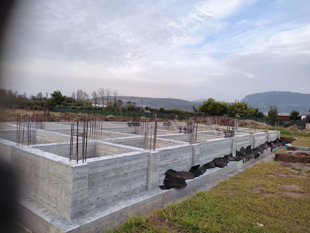 Fondamenta in cemento armato in lavorazione